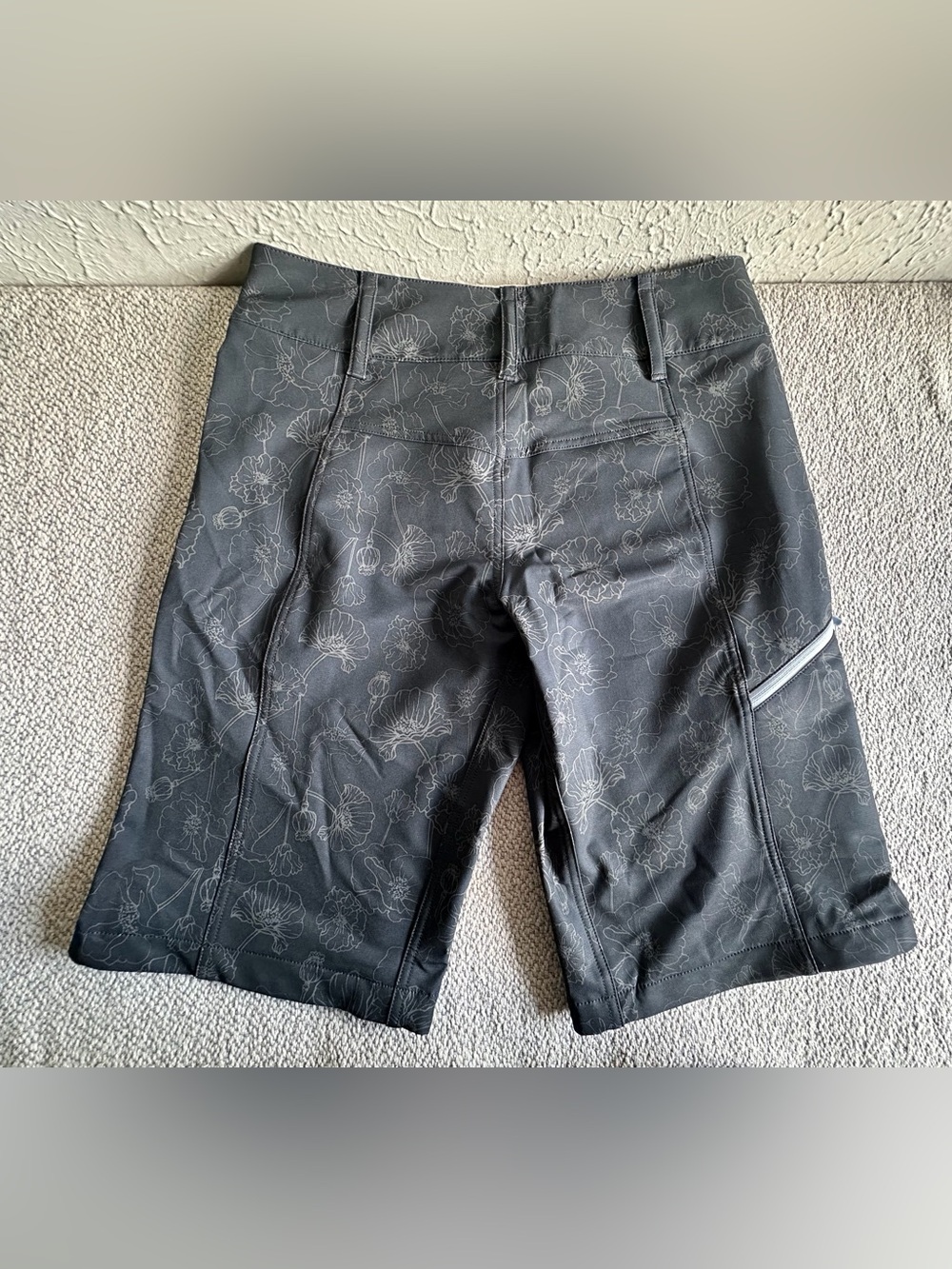 Wild Rye Freel MTB Bike Shorts Women's 6 Lotus
Greyscale Floral 12 - Picture 16 of 16